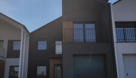 Gotowe miejsca postojowe przed szeregiem przy ul. Krokusowej