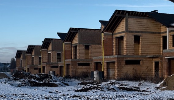 Rozpoczęcie robót tynkarskich i posadzkarskich w nowym szeregu na ulicy Liliowej